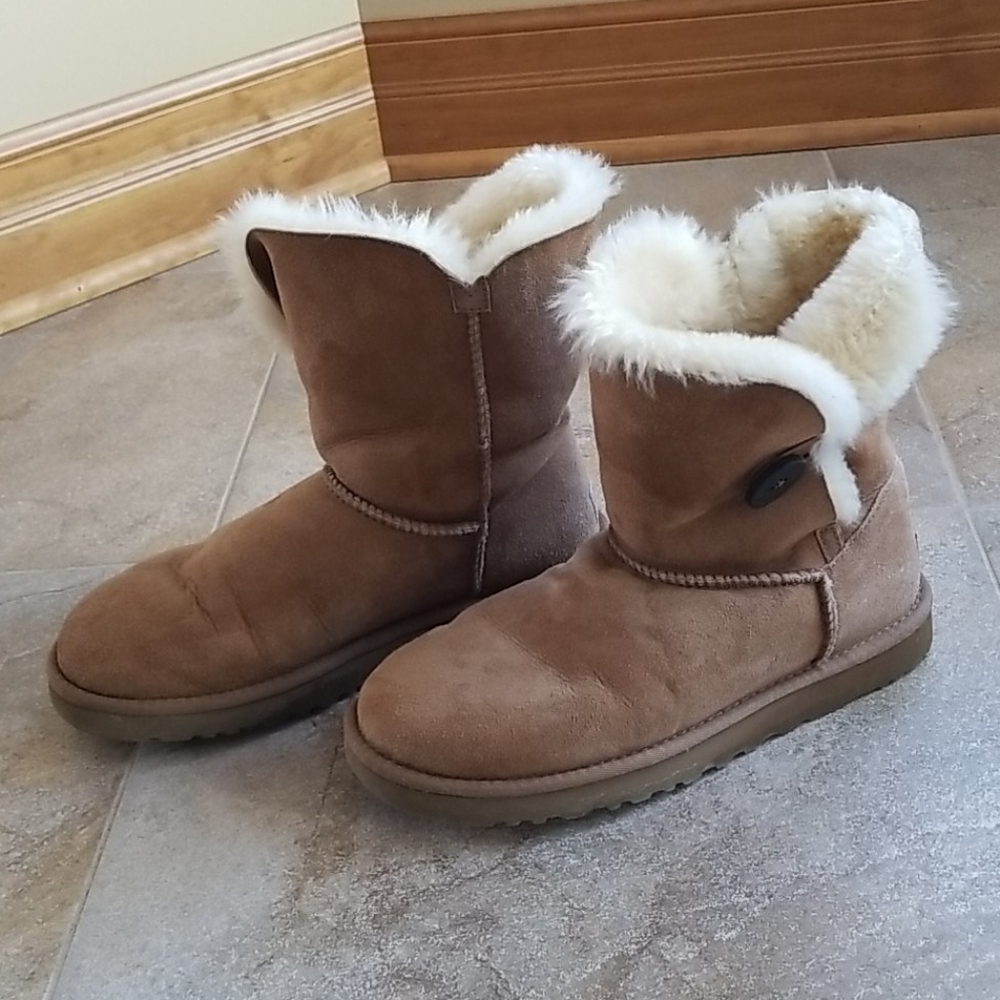 UGG Boots Bailey size 9